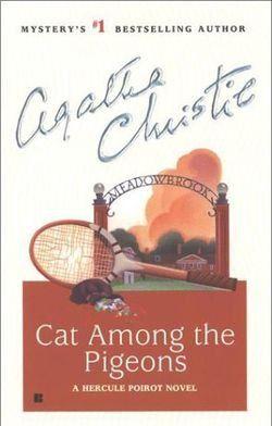 Кошка среди голубей