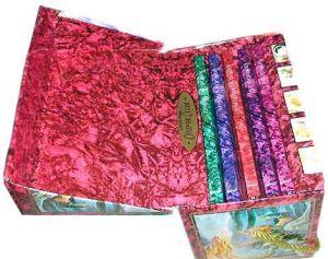 Сундучок сказок братьев Гримм.Издание представляет собой оригинальный красочно оформленный сундучок из картона с ручкой. В комплект входят пять книг со сказками... Салаточка