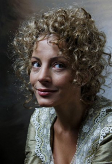 Улыбки, взгляды, лилии